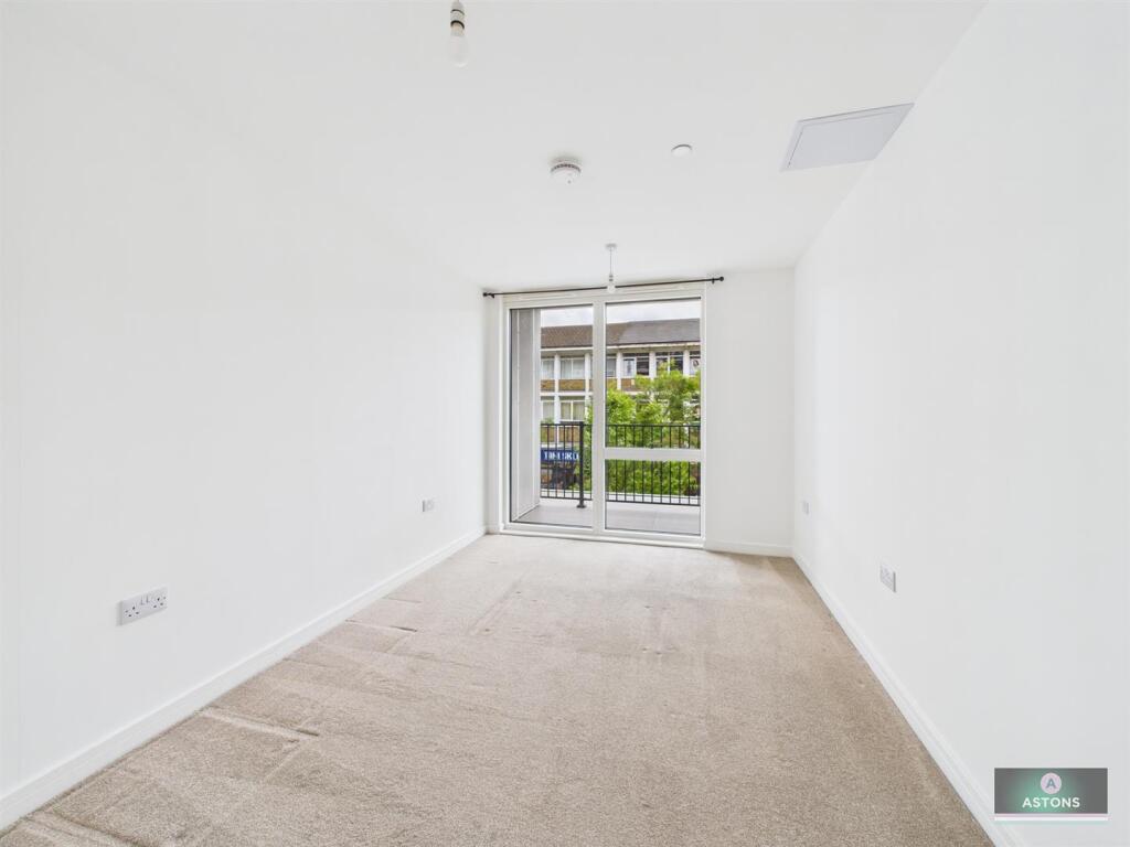 Apartment in Crawley, West Sussex - More