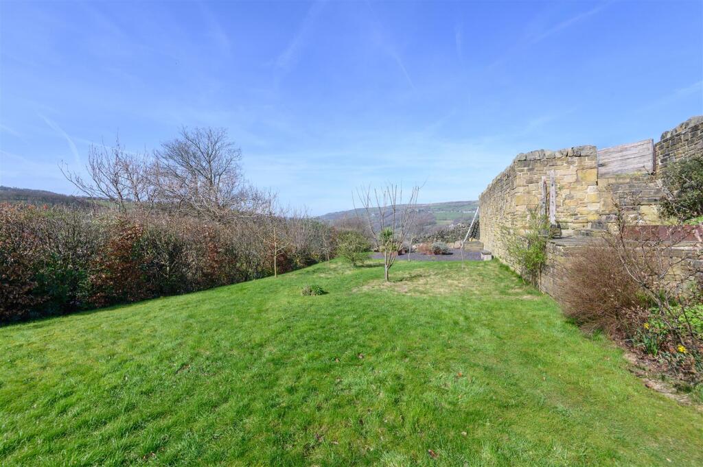 Cooper House Barn, Luddendenfoot, Halifax, HX2 6BX – další