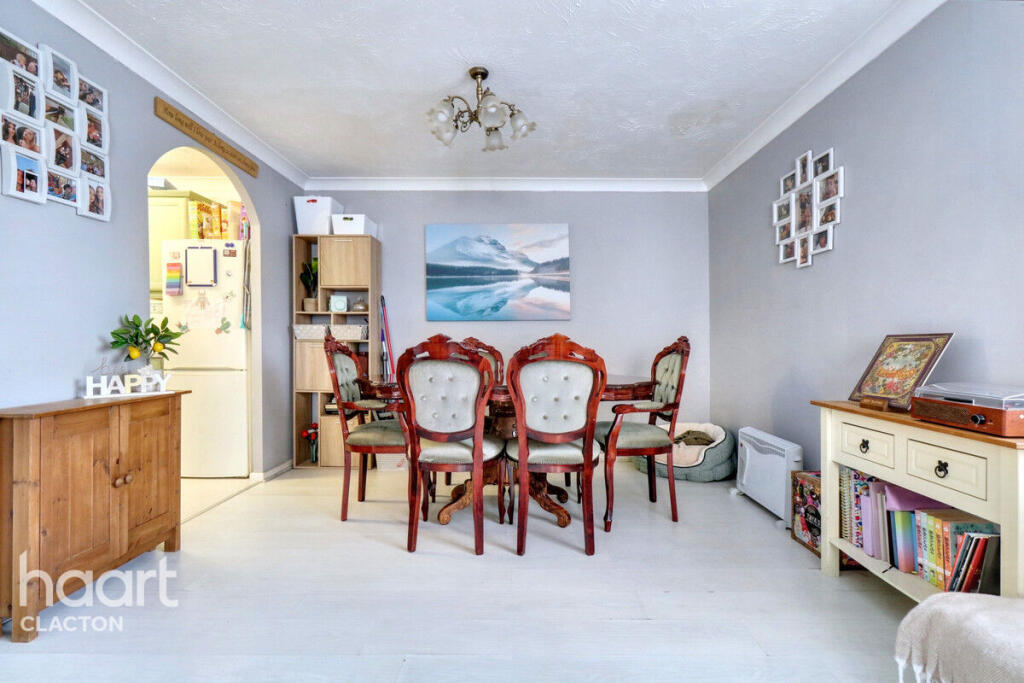 Connaught Gardens East, Clacton-On-Sea photo 3