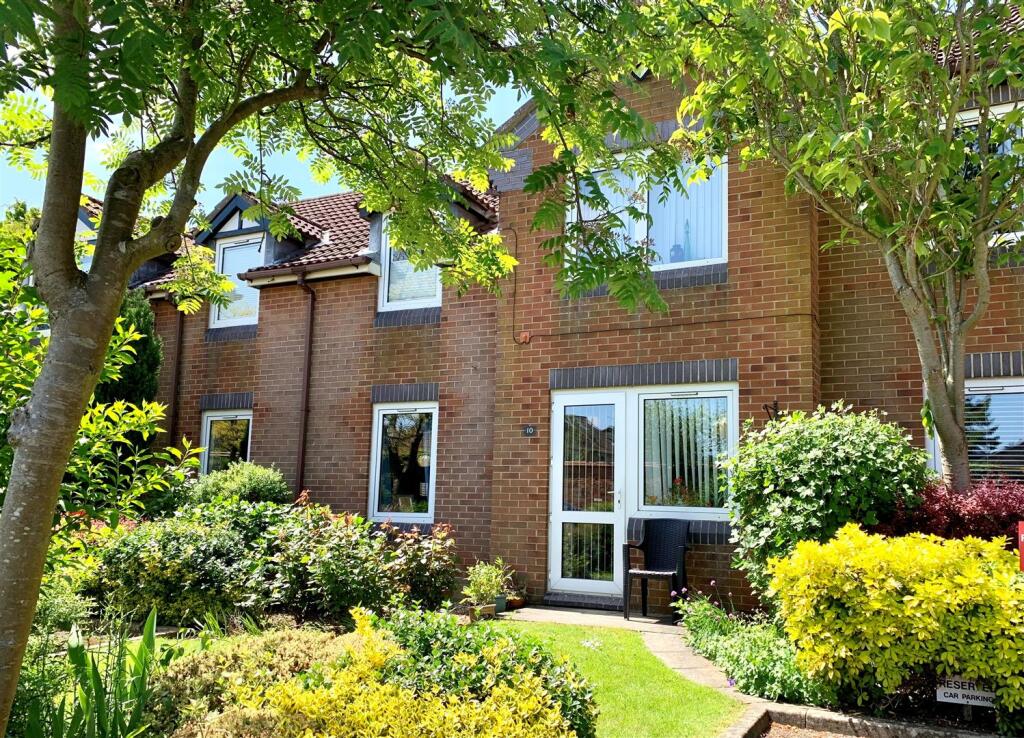 2-bed flat on Haldenby Court, West End, Swanland, £95,000