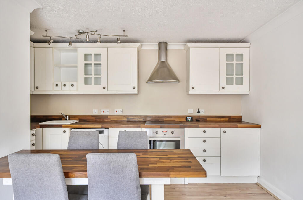Alsford Close, Lightwater, Surrey, GU18 photo 4