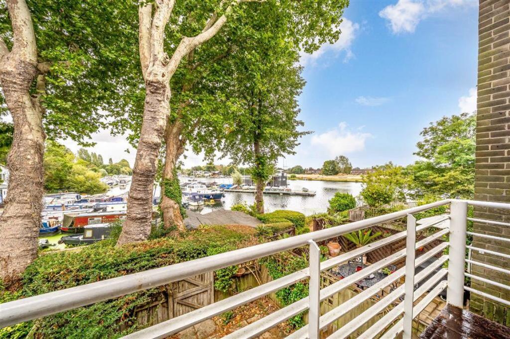 House in London, The Beveree, Hampton - More