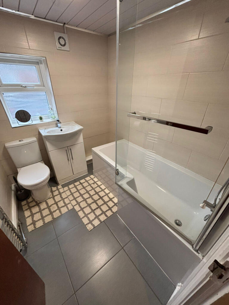 3 bedroom end of terrace house for rent