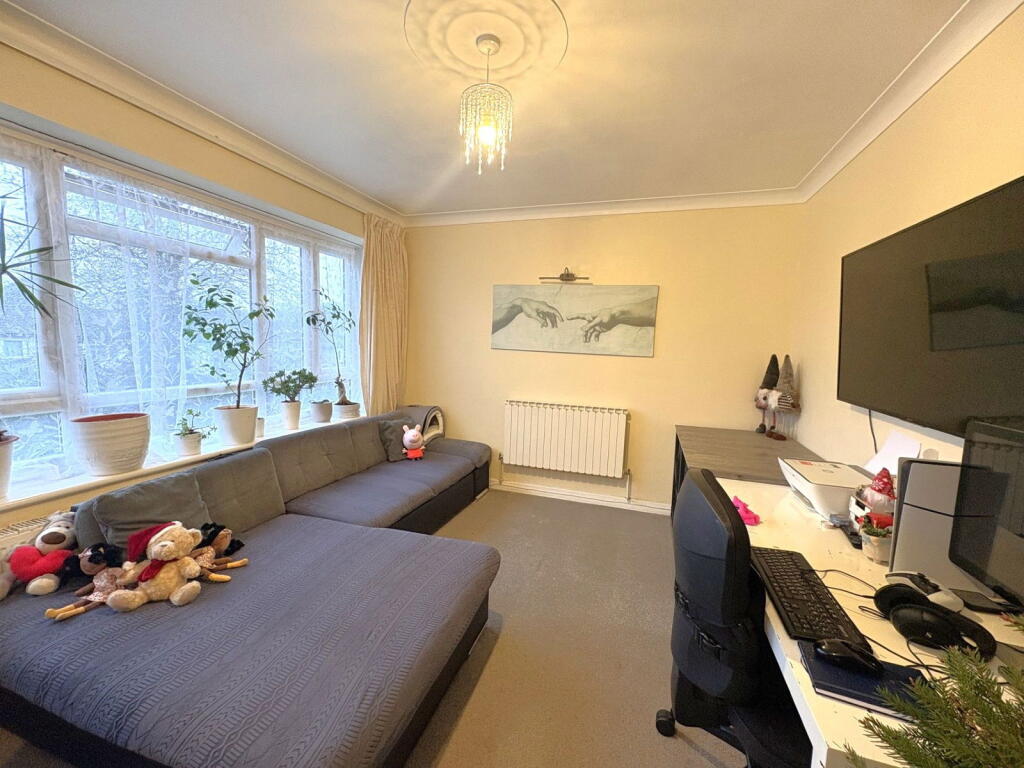 Regents Court, Stonegrove, Edgware, HA8 photo 2