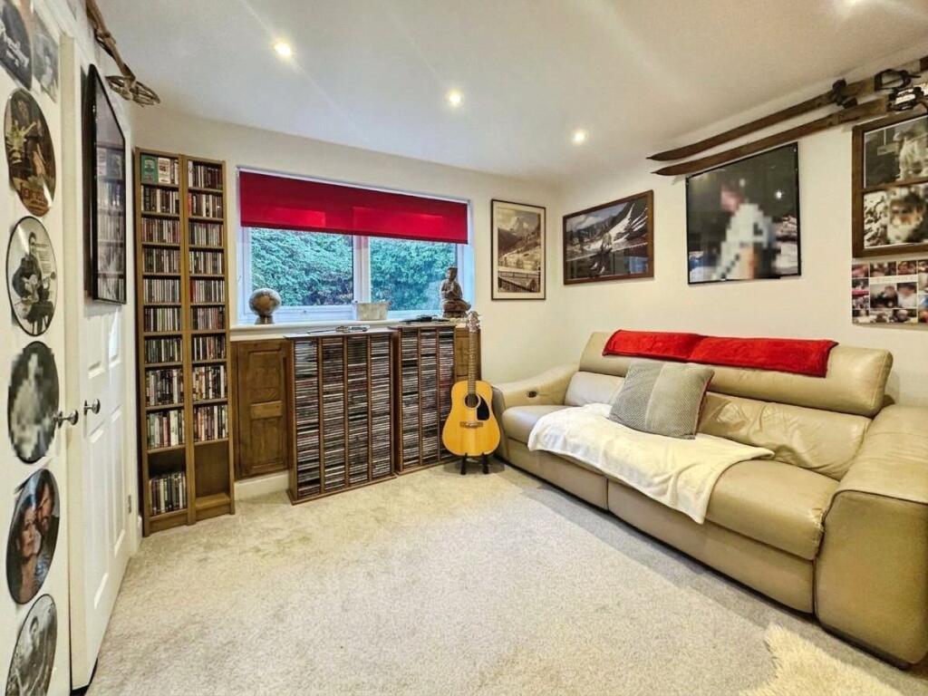 Apartment in Surrey Heath, Surrey - More