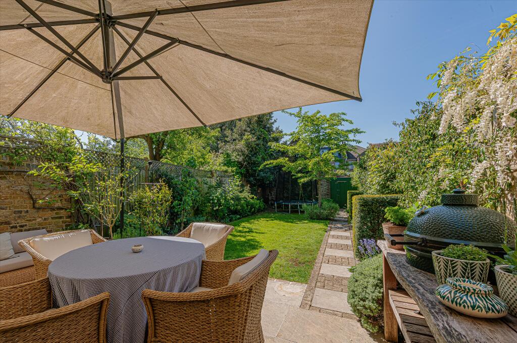 158, Herbert Gardens photo 4