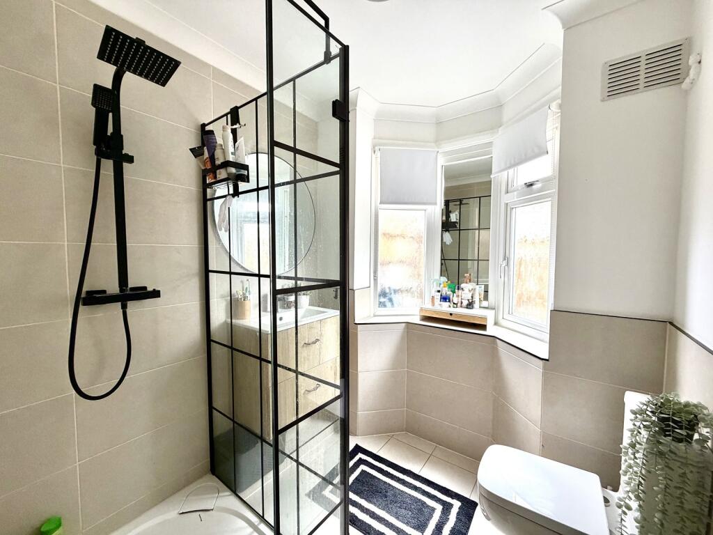 Cheshire Gardens, Chessington, Surrey. KT9 2PR photo 4
