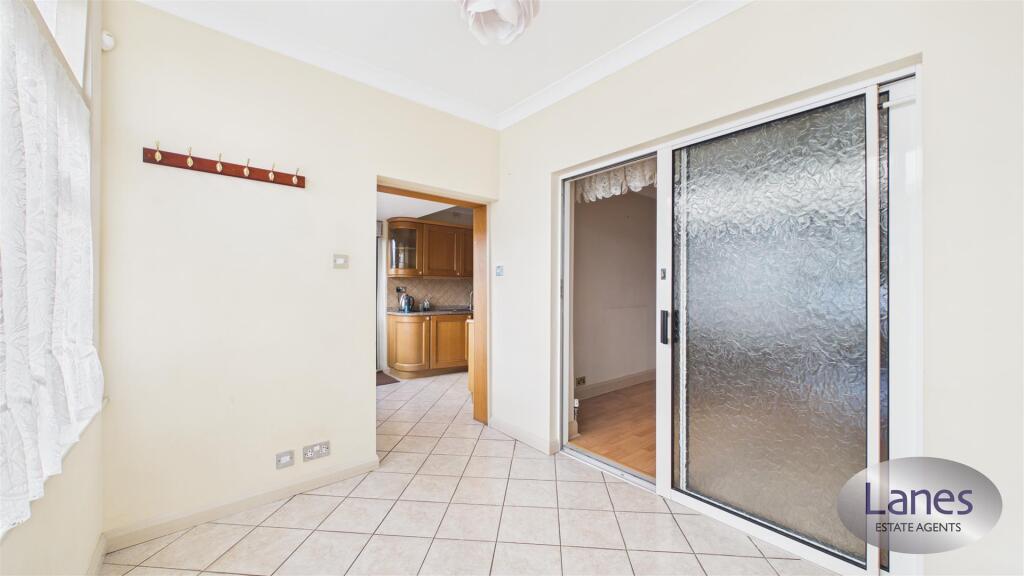 House in Broxbourne, Cheshunt - View 5