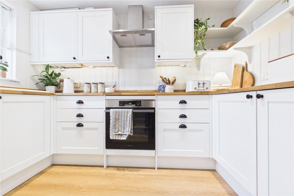 Spring Gardens, Theale, Reading, Berkshire, RG7 photo 3