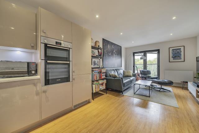 Apartment in Newbury, West Berkshire - View 3