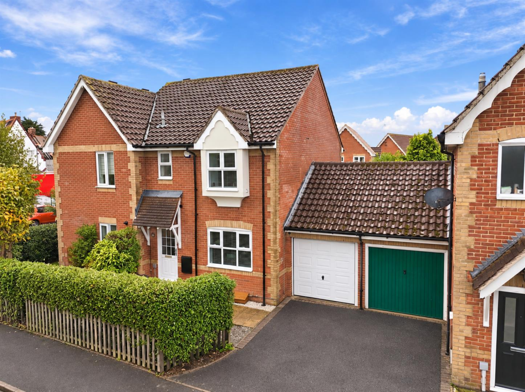 3-bed semi-detached on Quilters Drive, Billericay, £525,000