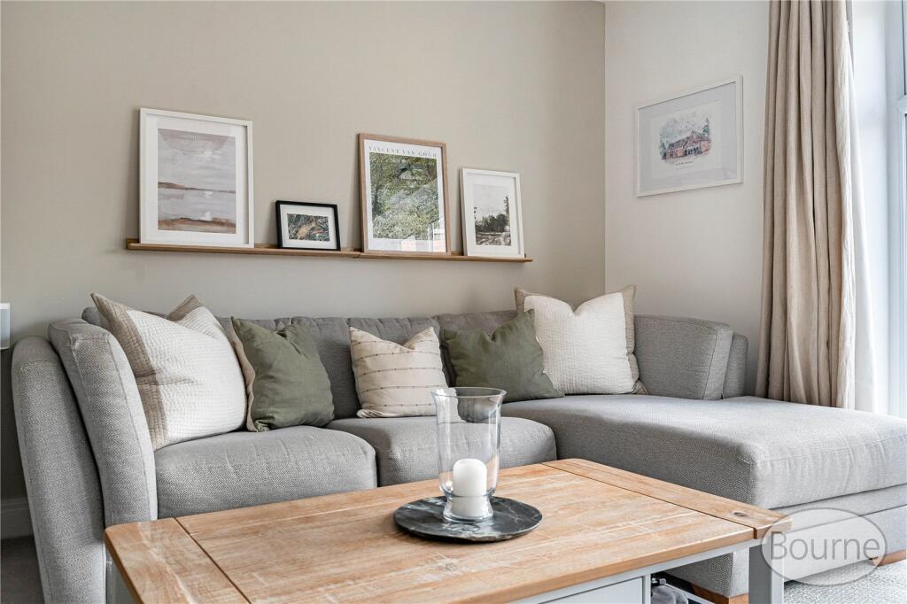House in Deepcut, Mindenhurst, Surrey - View 4