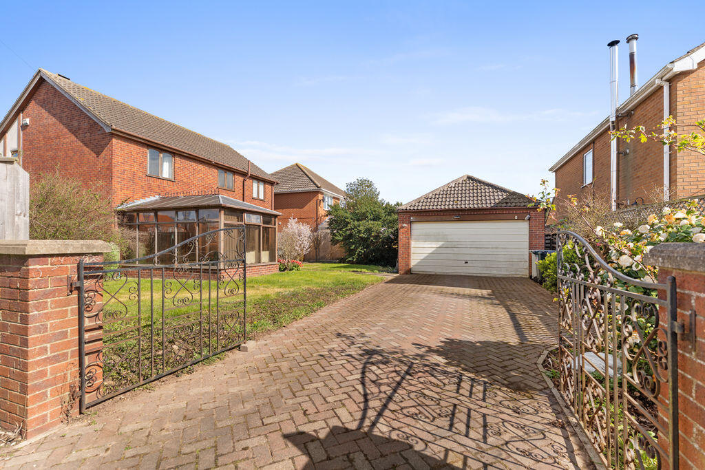 Louth Road, Holton-Le-Clay photo 2