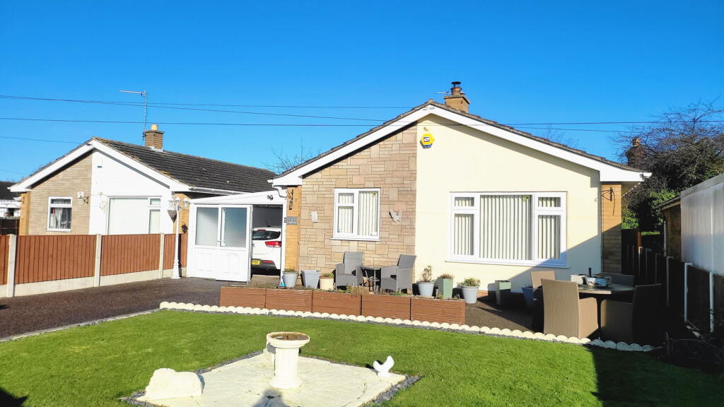 2-bed bungalow on Swallow Close, Chapel St. Leonards, Skegness, PE24 5RW, £215,000
