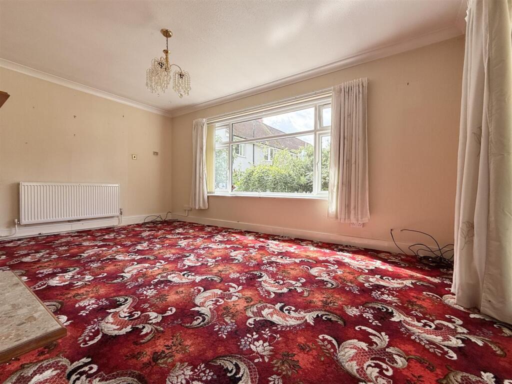 House in Whetstone - More