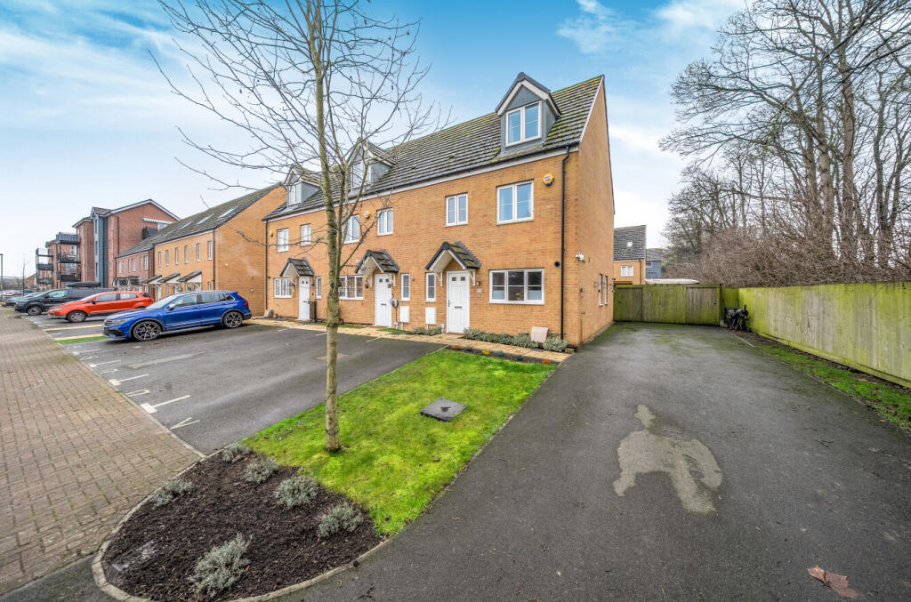 4-bed terraced on Fauna Field, Dunstable, Bedfordshire, £400,000