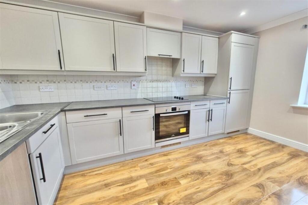 Apartment in Purfleet-on-Thames, Essex - View 3