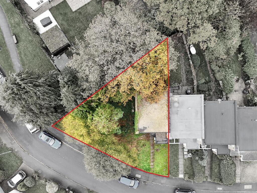 2-bed terraced on Eastmoor Park, Harpenden, £300,000