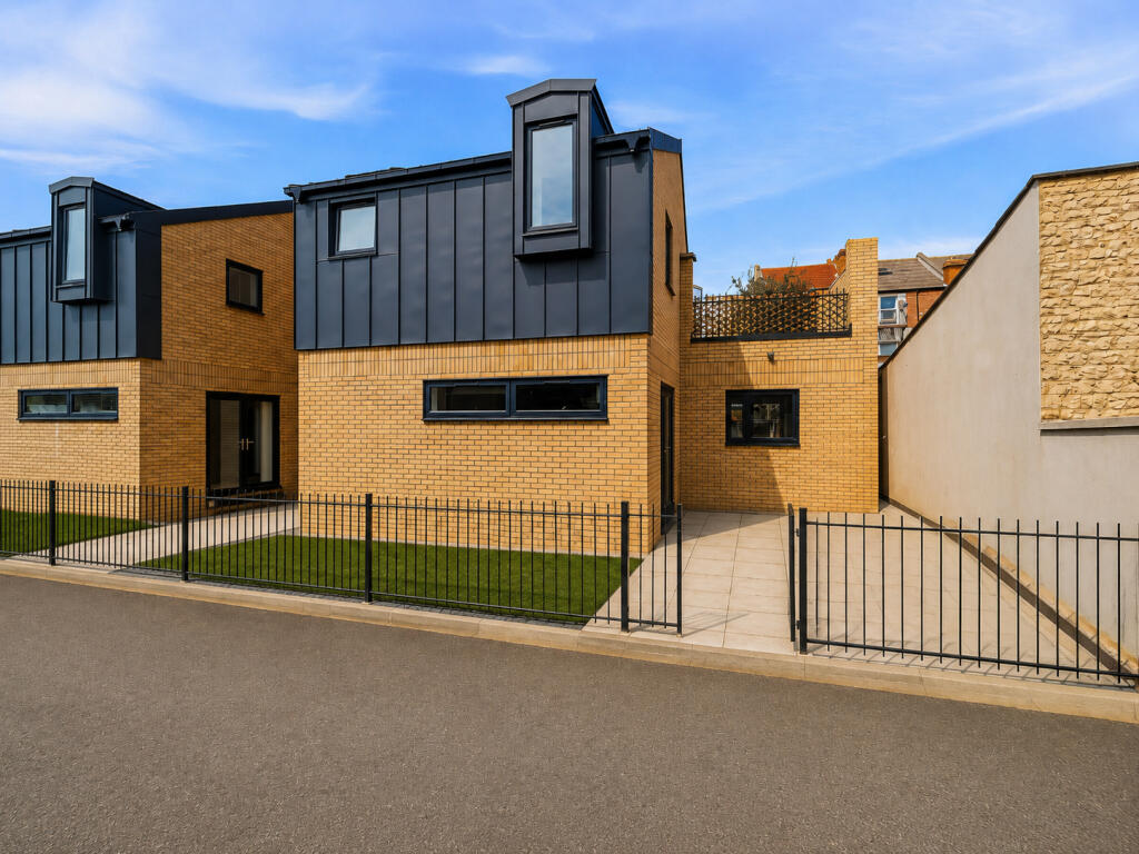 3-bed house on Market Garden Mews, Chadwell Heath, RM6, £550,000