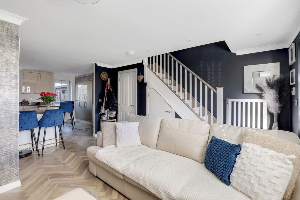 House in Rushcliffe, Knightshayes, Gamston - More