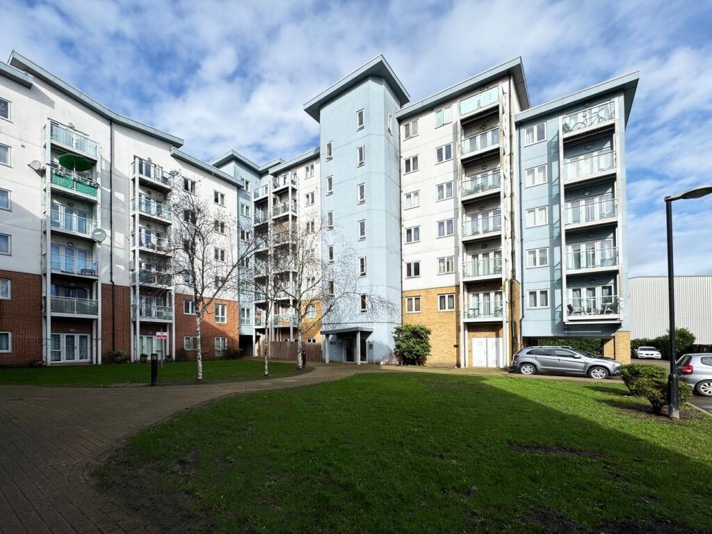 2-bed apartment on Mill Street, Slough, SL2, £200,000