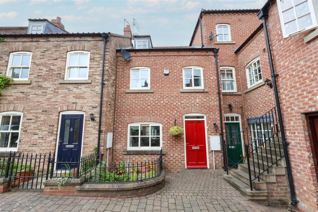 2-bed terraced on Florentines Court, Allhallowgate, Ripon, £230,000