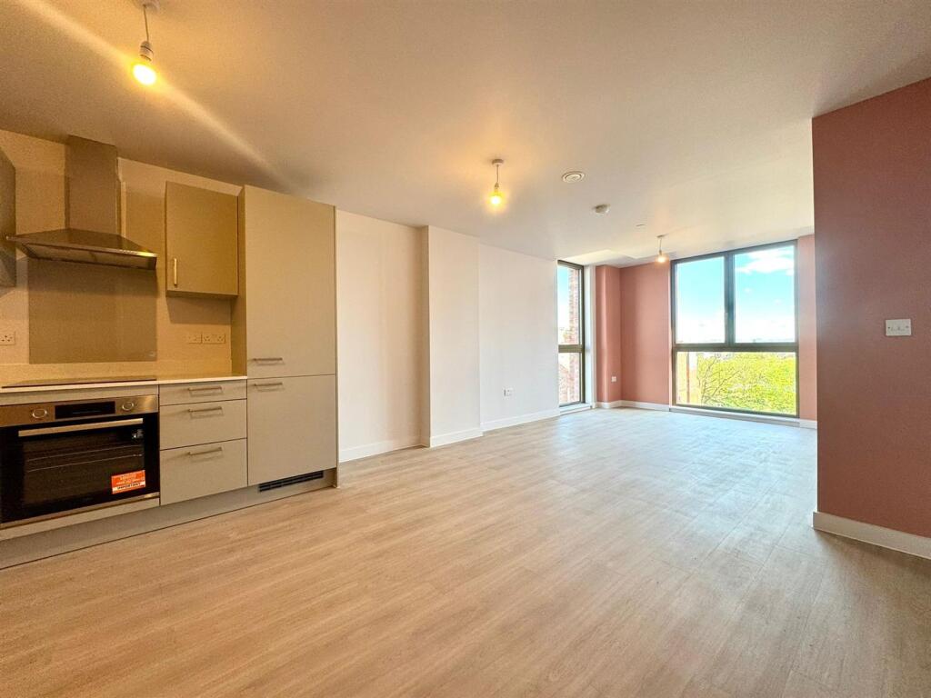 Apartment in Trafford, Old Trafford - View 2