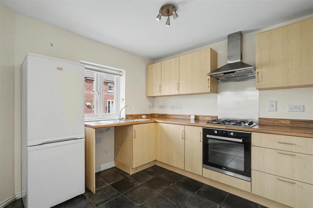 Wharton Crescent, Beeston photo 3