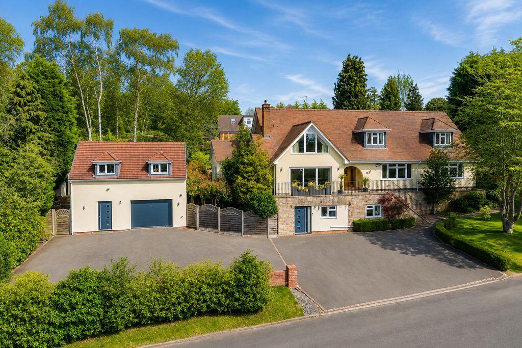 Main image of property: Stoneleigh Close, Four Oaks Estate, B74 2QS
