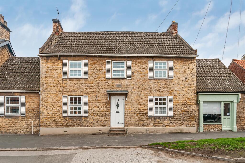 3-bed house on Market Place, South Cave,, £425,000