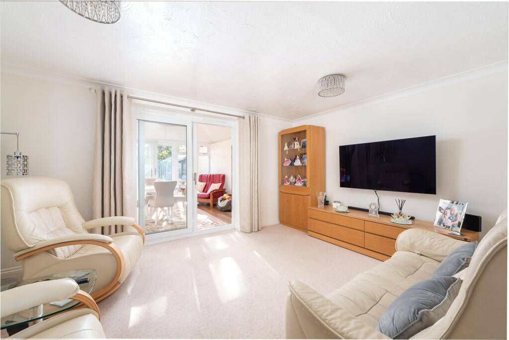 Leary Crescent, Newport Pagnell, Buckinghamshire, MK16 photo 3