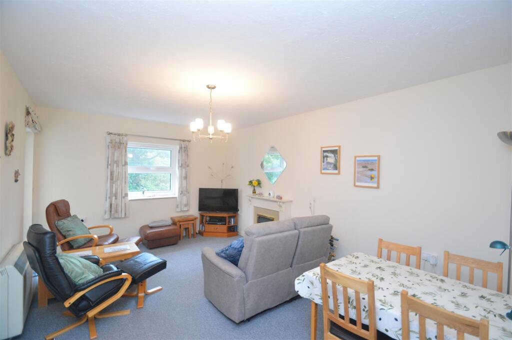 Apartment in East Cowes, Osborne - View 5
