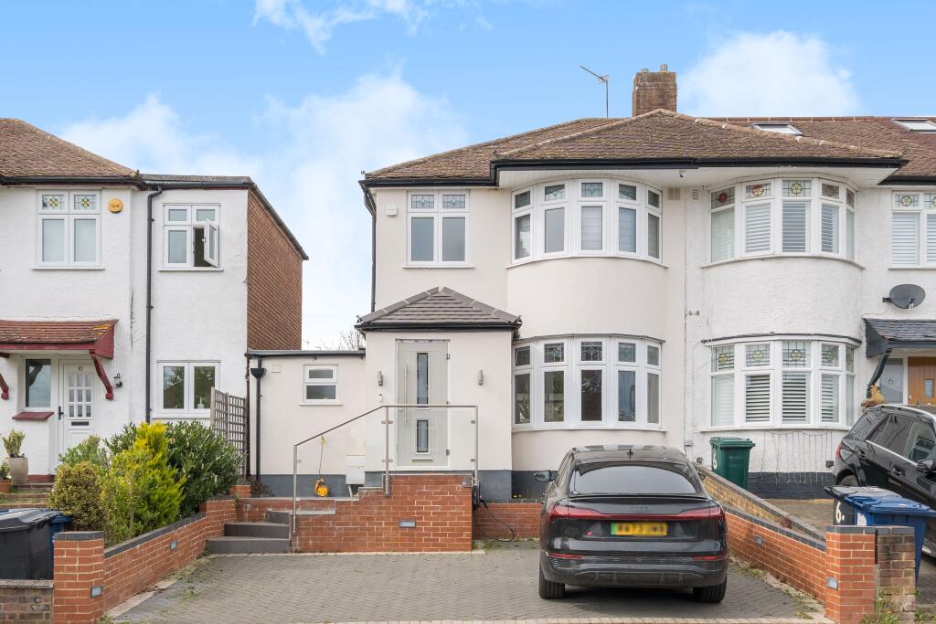 3-bed terraced on Grange Avenue, East Barnet, Barnet, Greater London, EN4, £750,000
