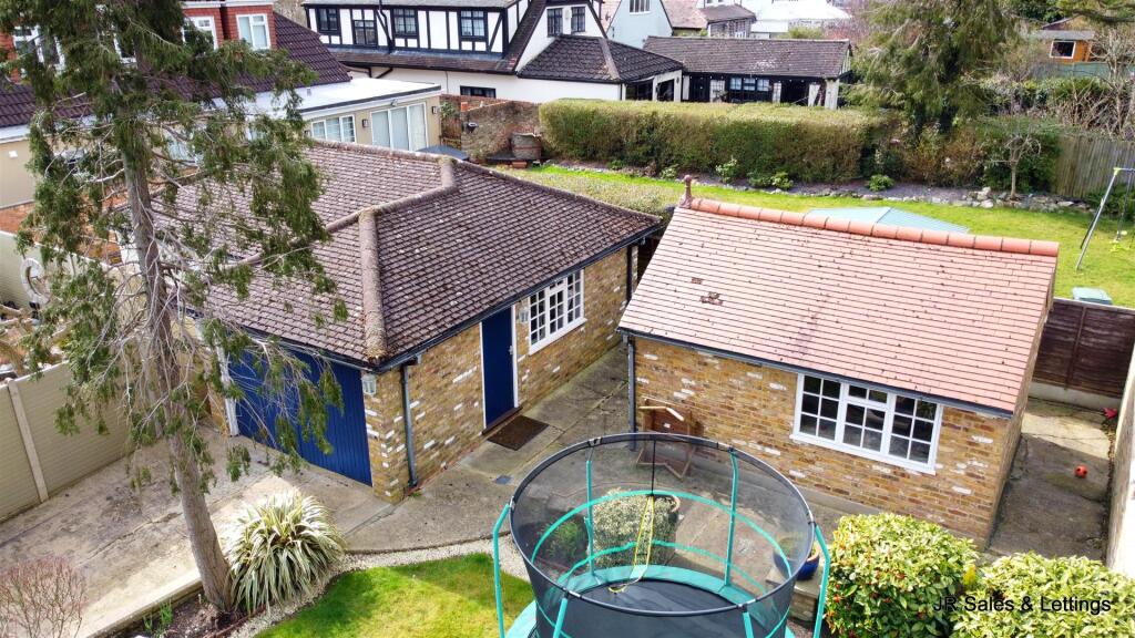 Theobalds Park Road, Crews Hill, Enfield photo 3