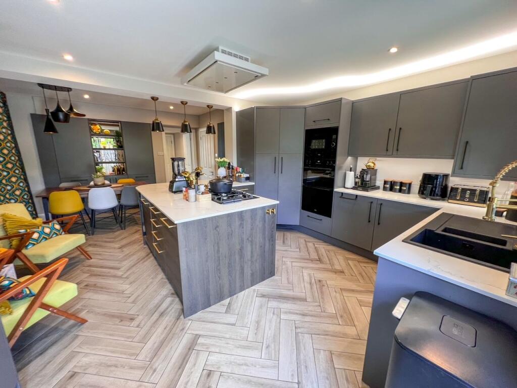 House in Elmbridge, Molesey - More