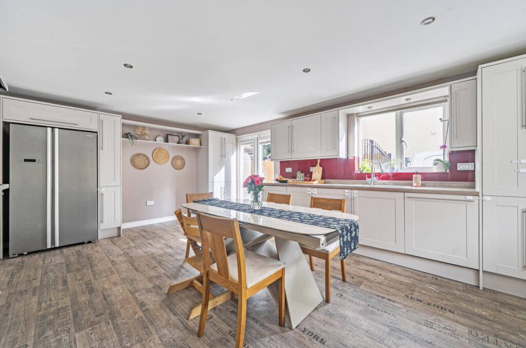 House in Three Mile Cross, Mereoak Park, Shinfield - View 5
