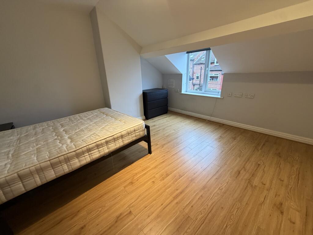 House in Leeds, West Yorkshire - View 4