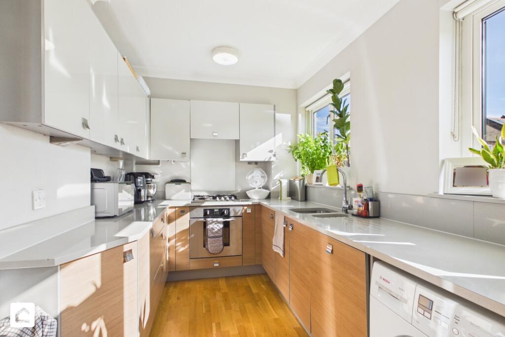 Apartment in Reigate and Banstead, Surrey - More