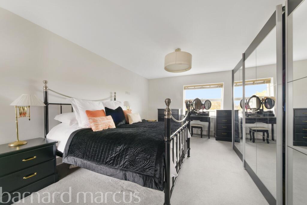 House in Kingston upon Thames - More