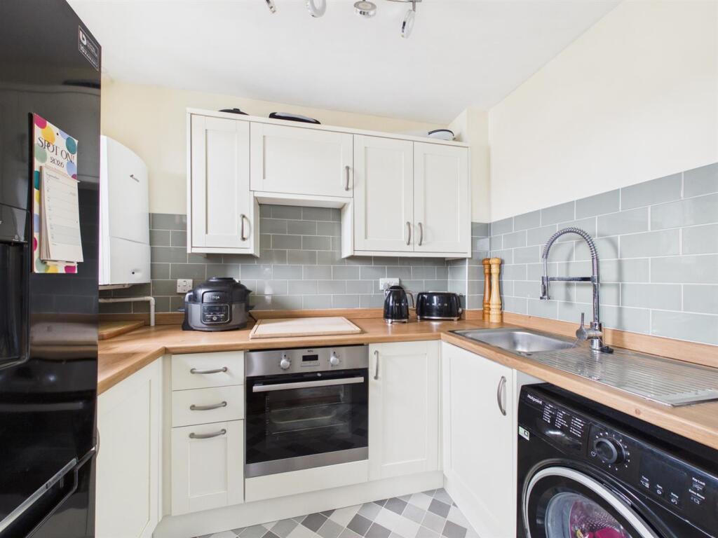 Apartment in Gloucester - View 2