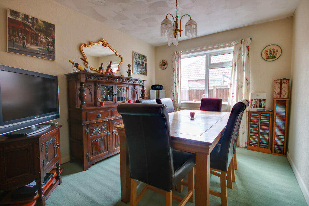 Sholing! No Chain! Gorgeous Kitchen Breakfast Room! photo 4