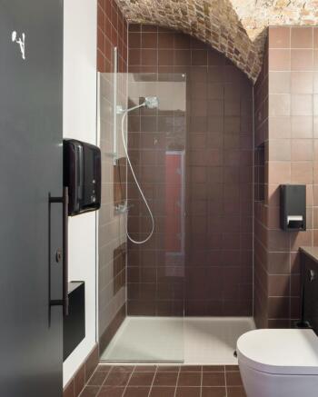 Pennington Street Warehouse Shower Room  JTP  Fotohaus.jpg