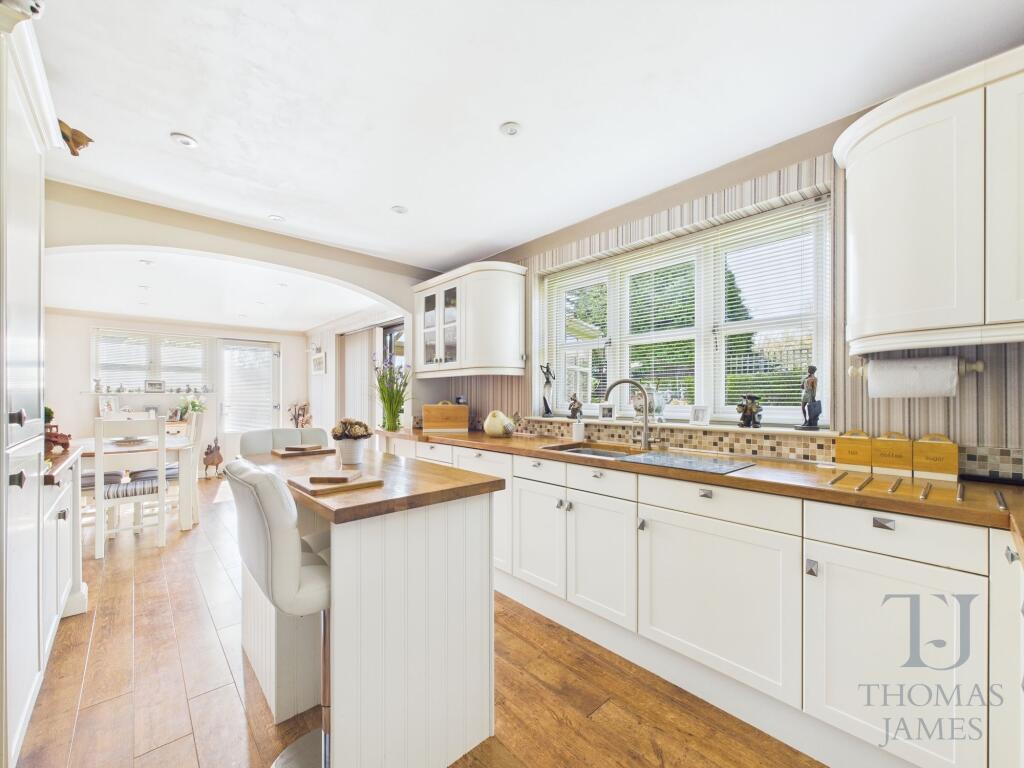 18 Manor Park, Nottingham, NG11 photo 2