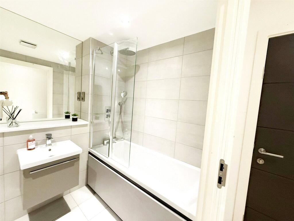 Apartment in Solihull, West Midlands - View 4