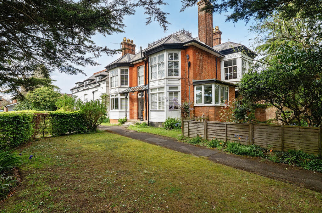 2-bed flat on London Road, Guildford, Surrey, GU1, £250,000