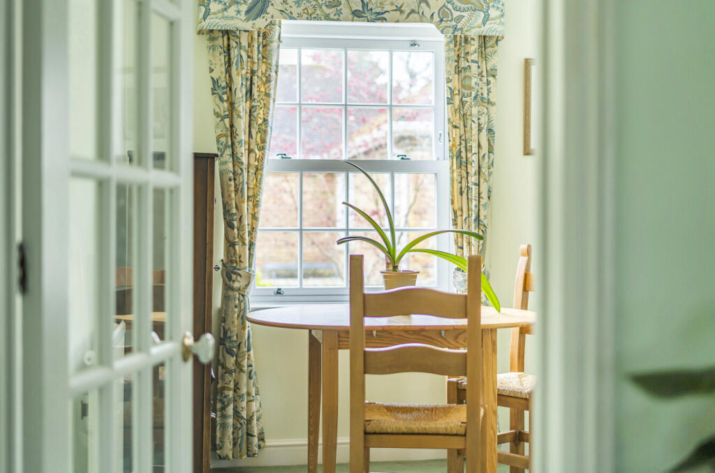 Brockhurst Lodge, Shortheath Road, Farnham, Surrey, GU9 - View 5