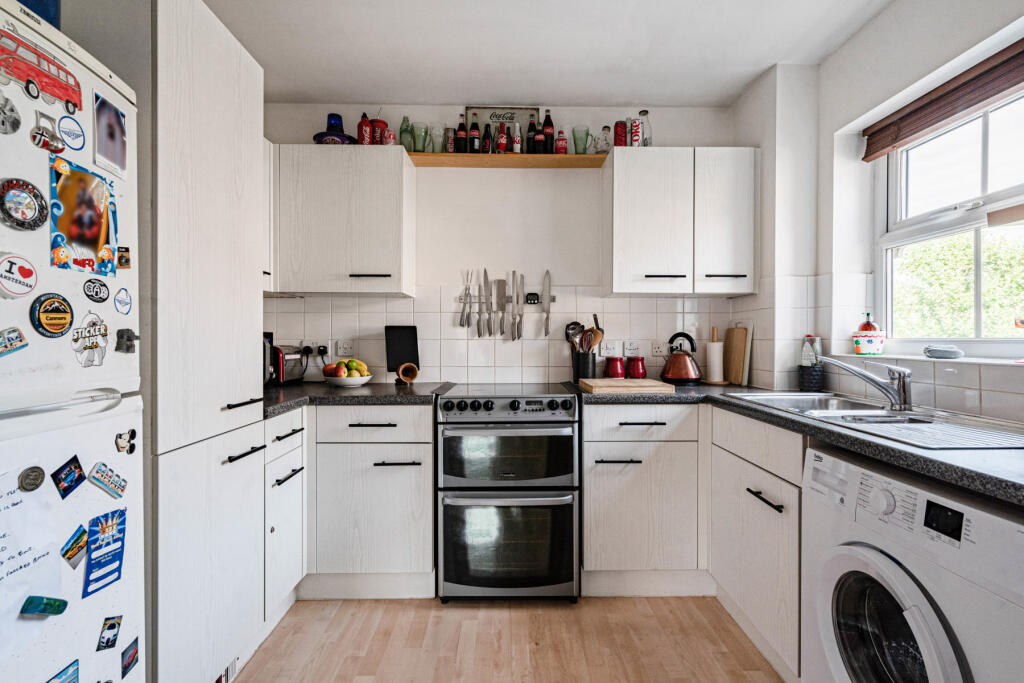 Franklin Court, Wormley, Godalming, Surrey, GU8 photo 4