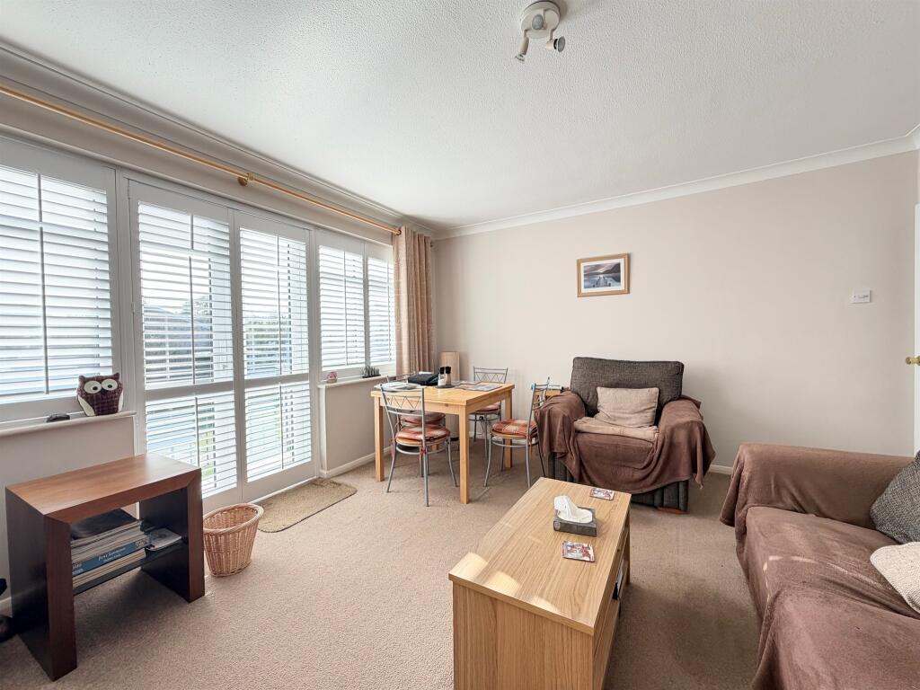 Farmlands Close, POLEGATE photo 3