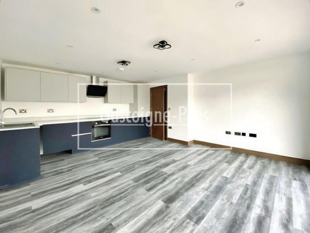 Apartment in Surrey Heath, Surrey - View 2
