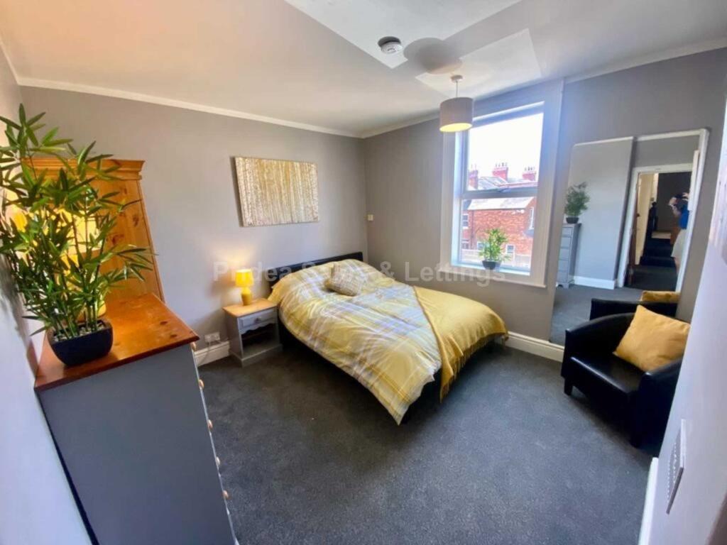 Main image of property: Double Room , St Catherines, Lincoln